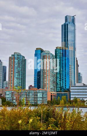 Patch di colorati grattacieli del New Jersey dal basso in una giornata nuvolosa Foto Stock