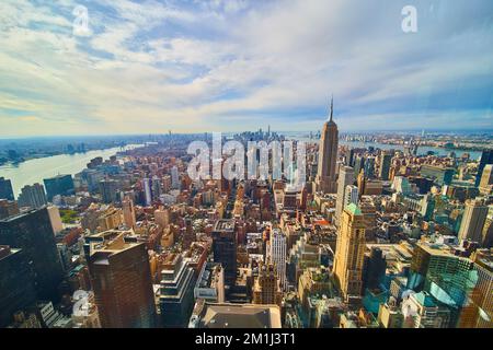 La splendida Manhattan si affaccia sul grandangolo alto che mostra tutta la città di New York Foto Stock