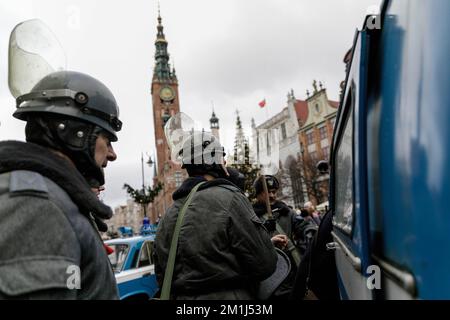 Gdansk, Polonia, 11/12/2022, uomini che indossano un'uniforme della milizia della Repubblica popolare Polacca, visti durante lo spettacolo di strada allegato all'anniversario della legge marziale in Polonia, svoltosi in via Dluga nella Città Vecchia. Spettacolo di strada legato all'anniversario della legge marziale in Polonia, tenuto in una delle principali strade turistiche della Città Vecchia. La legge marziale in Polonia esisteva tra il 13 dicembre 1981 e il 22 luglio 1983. Il governo polacco della Repubblica popolare ha introdotto la legge marziale e una giunta militare come tentativo di contrastare il movimento di solidarietà (iniziato a Danzica) e di contrastare l'opposizione politica Foto Stock