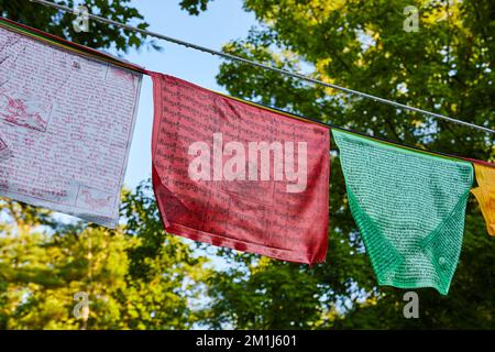 Bandiere di preghiera buddiste tibetane mongolo bianche, rosse e verdi sulla corda Foto Stock