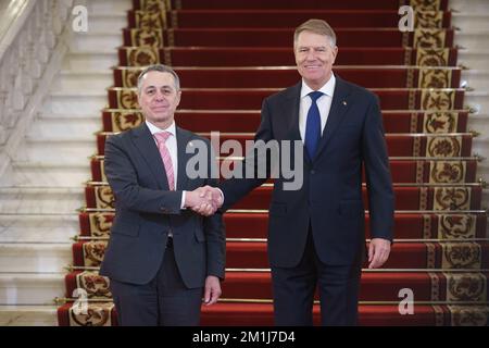 Bucarest, Romania - 12 dicembre 2022: Il presidente rumeno Klaus Iohannis (R) dà il benvenuto al presidente svizzero Ignazio Cassis (L) presso il Cotroceni Foto Stock