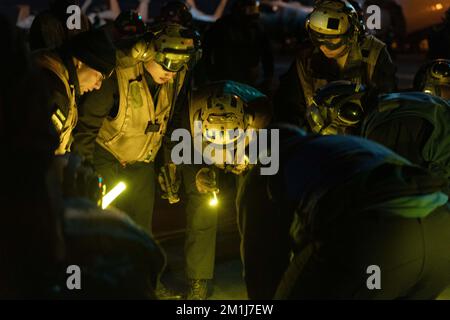 221209-N-LM220-1268 OCEANO PACIFICO (9 dicembre 2022) i marinai hanno allestito una barricata di emergenza dell'aeromobile durante un'esercitazione di barricata sul ponte di volo della portaerei di classe Nimitz USS Abraham Lincoln (CVN 72). Abraham Lincoln sta conducendo le operazioni di routine nella flotta degli Stati Uniti 3rd. (STATI UNITI Foto Navy di Mass Communication Specialist 3rd Classe Clayton A. Wren) Foto Stock