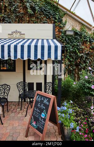 Minuscola caffetteria francese in scena nei giardini botanici americani Foto Stock