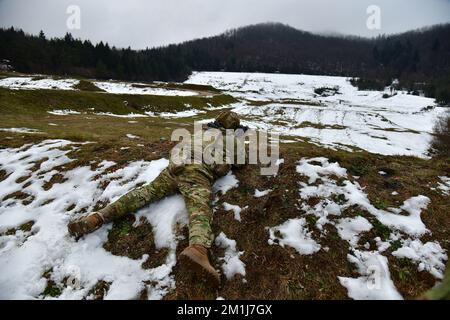 Un paracadutista dell'esercito degli Stati Uniti assegnato alla Bastion Company, 54th Brigade Engineer Battalion, 173rd Brigade Airborne, impegna un obiettivo durante il bloska Polica Range di Postonja, Slovenia, 6 dicembre 2022. La Brigata Airborne 173rd è la U.S.A. Forza di risposta di contingenza dell'esercito in Europa, capace di proiettare le forze pronte dovunque negli Stati Uniti Aree di responsabilità dei comandi europei, africani o centrali (Stati Uniti Foto dell'esercito di Paolo Bovo) Foto Stock