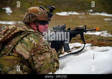 Un paracadutista dell'esercito degli Stati Uniti assegnato alla Bastion Company, 54th Brigade Engineer Battalion, 173rd Brigade Airborne, impegna un obiettivo durante il bloska Polica Range di Postonja, Slovenia, 6 dicembre 2022. La Brigata Airborne 173rd è la U.S.A. Forza di risposta di contingenza dell'esercito in Europa, capace di proiettare le forze pronte dovunque negli Stati Uniti Aree di responsabilità dei comandi europei, africani o centrali (Stati Uniti Foto dell'esercito di Paolo Bovo) Foto Stock