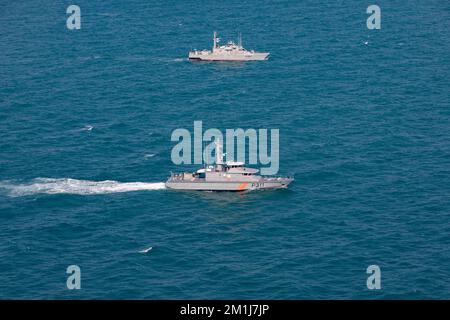 221211-A-NR779-1040 GOLFO ARABICO (11 dicembre 2022) le navi della Marina irachena e della Guardia Costiera del Kuwait operano nel Golfo Arabico, 11 dicembre. Le navi hanno completato una pattuglia congiunta con gli Stati Uniti nel Golfo Persico per la seconda volta in quattro mesi per promuovere la sicurezza marittima regionale. (STATI UNITI Foto dell'esercito di SPC. Aaron Troutman) Foto Stock