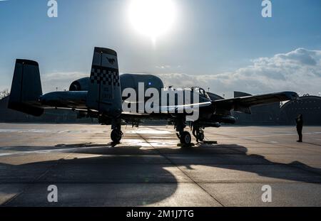 Un Air Force Airmen degli Stati Uniti assegnato al 25th Fighter Generation Squadron segnala un A-10C Thunderbolt II sulla linea di volo presso la base aerea di Osan, Repubblica di Corea, il 7 dicembre 2022. Prima del lancio, i capi dell'equipaggio e i piloti comunicano ed eseguono procedure funzionali per garantire che gli aeromobili siano in grado di effettuare missioni di volo. (STATI UNITI Foto dell'Aeronautica militare di staff Sgt. Dwane R. Young) Foto Stock