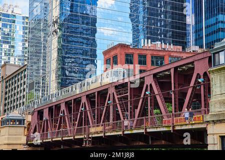 Viaggio in treno a Chicago passando il ponte dai grattacieli Foto Stock