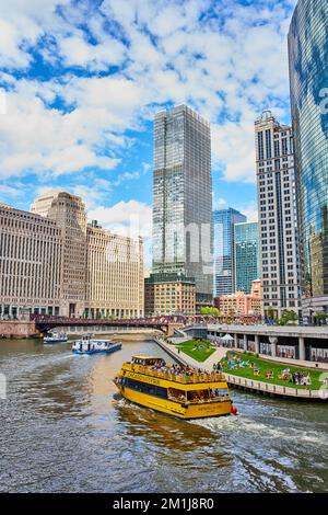 Grande nave turistica nei canali di Chicago dai grattacieli Foto Stock