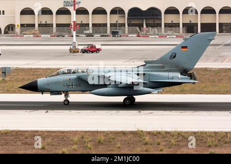 A Germany Air Force Panavia Tornado IDS appena atterrato all'aeroporto internazionale di Malta. La Panavia Tornado è una famiglia di aerei da combattimento multirolo a cilindrata variabile, a doppio motore, sviluppati e prodotti congiuntamente da Italia, Regno Unito e Germania occidentale. Ci sono tre varianti principali di Tornado: Il Tornado IDS (interdetto/sciopero) è un combattente-bombardiere. Foto Stock