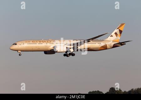 Un Boeing 787-9 di Etihad Airways che atterra all'aeroporto di Roma Fiumicino. Etihad Airways è una delle due compagnie aeree di bandiera degli Emirati Arabi Uniti. La sua sede principale è a Khalifa City, Abu Dhabi, vicino all'Aeroporto Internazionale di Abu Dhabi. Etihad ha iniziato la sua attività nel novembre 2003 Foto Stock