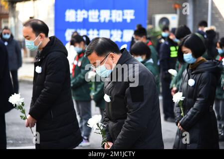 NANJING, CINA - 13 DICEMBRE 2022 - le persone rendono omaggio alle vittime del massacro di Nanjing da parte degli invasori giapponesi al tempio Zhengjue di Nanjing, Jia Foto Stock