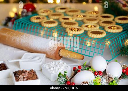 I biscotti natalizi linzer richiedono i seguenti ingredienti. Foto Stock