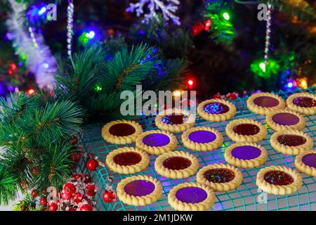 Biscotti di Natale con nocciole e gelatina pronti. Foto Stock
