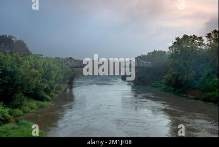 Phu Giao, Provincia di Binh Duong, Vietnam - 6 novembre 2022: Immagine del ponte distrutto durante la guerra. È una destinazione turistica di molti turisti in Foto Stock