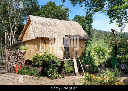 Comune di Chu Dang Ya, distretto di Chu Pah, provincia di Gia Lai, Vietnam - 7 novembre 2022: Case fatte interamente di bambù e foglie di minoranze etniche in Foto Stock