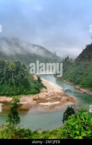 Nam tra My District, Provincia di Quang Ngai, Vietnam - 8 novembre 2022: Miniere di sabbia sul fiume nella mia zona di Nam tra, provincia di Quang Ngai, Vietnam Foto Stock