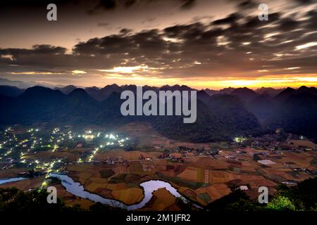 Alba sulla valle di Bac Son durante la stagione del riso maturo. Vista dalla cima della montagna Na Lay, quartiere di Bac Son, provincia di Lang Son, Vietnam Foto Stock