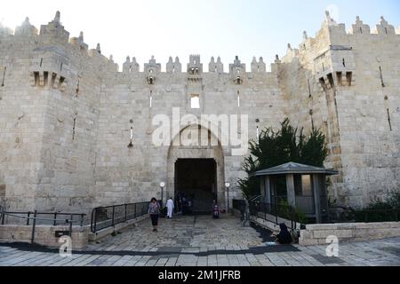 Cinquecentesca porta di Damasco nella città vecchia di Gerusalemme. Foto Stock