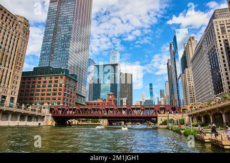 Wells Street Bridge sui canali del fiume Chicago circondati da grattacieli Foto Stock