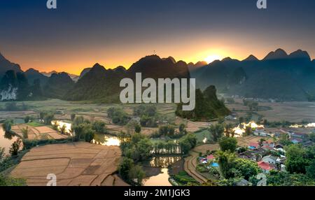 Guarda le foto panoramiche del magico tramonto sul bordo del monte Phong Nam, nella provincia di Cao Bang, Vietnam Foto Stock