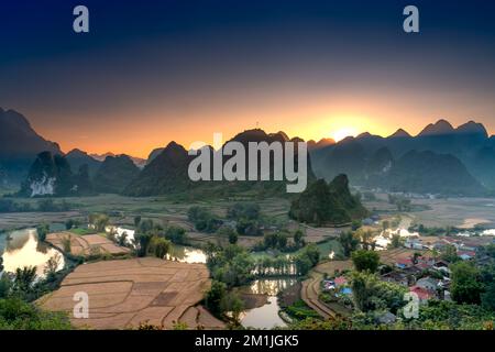 Guarda le foto panoramiche del magico tramonto sul bordo del monte Phong Nam, nella provincia di Cao Bang, Vietnam Foto Stock