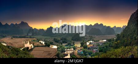 Guarda le foto panoramiche del magico tramonto sul bordo del monte Phong Nam, nella provincia di Cao Bang, Vietnam Foto Stock