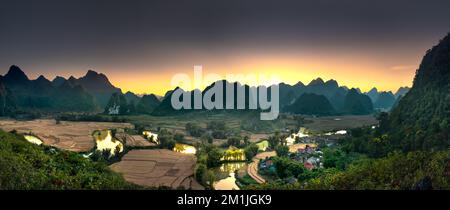 Guarda le foto panoramiche del magico tramonto sul bordo del monte Phong Nam, nella provincia di Cao Bang, Vietnam Foto Stock