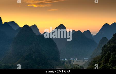Guarda le foto panoramiche del magico tramonto sul bordo del monte Phong Nam, nella provincia di Cao Bang, Vietnam Foto Stock