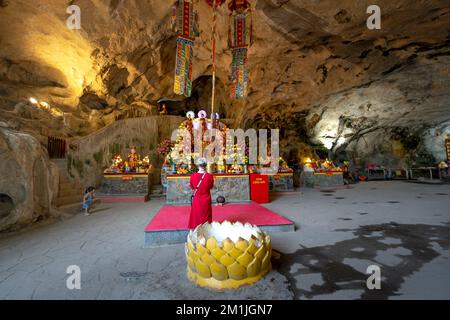 Pagoda TAM Thanh, Vietnam - 14 novembre 2022: I turisti visitano la Pagoda Tam Thanh. Questo è un tempio buddista situato in una grotta calcarea a Lang Son prov Foto Stock