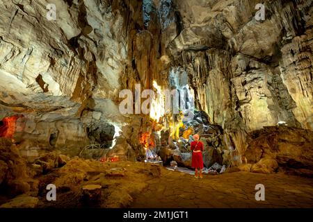 Pagoda TAM Thanh, Vietnam - 14 novembre 2022: I turisti visitano la Pagoda Tam Thanh. Questo è un tempio buddista situato in una grotta calcarea a Lang Son prov Foto Stock