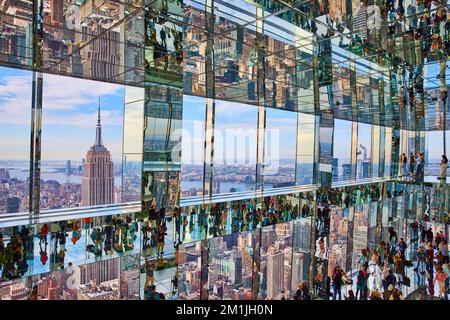 Empire state Building da Summit uno specchio interno alto che riflette i turisti Foto Stock