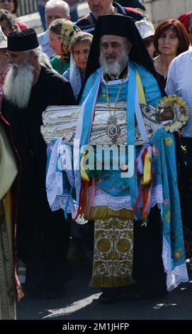 Un sacerdote greco-ortodosso che porta un'icona argentata della Vergine Maria durante una processione dalla Tomba della Vergine alla chiesa del Santo Sepolcro Foto Stock