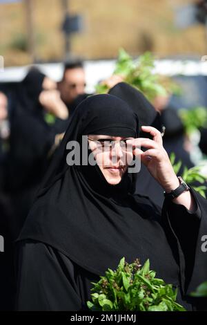 Monache cristiane ortodosse che camminano in processione dalla Tomba della Cappella della Vergine alla Chiesa del Santo Sepolcro a Gerusalemme. Foto Stock