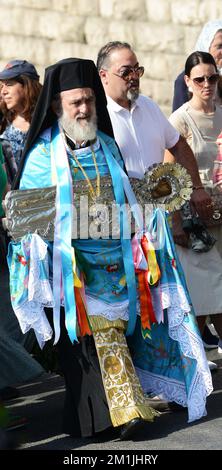 Un sacerdote greco-ortodosso che porta un'icona argentata della Vergine Maria durante una processione dalla Tomba della Vergine alla chiesa del Santo Sepolcro Foto Stock