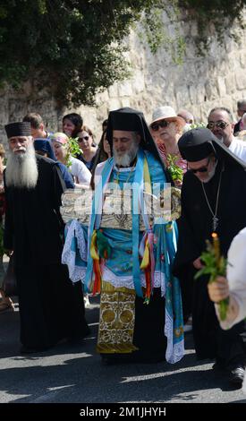 Un sacerdote greco-ortodosso che porta un'icona argentata della Vergine Maria durante una processione dalla Tomba della Vergine alla chiesa del Santo Sepolcro Foto Stock