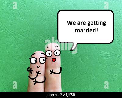 Due dita sono decorate come due persone. Si sposano. Foto Stock