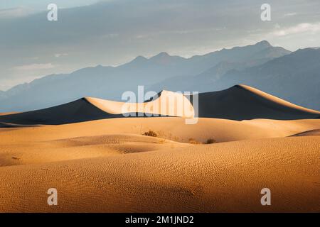 Mesquite Flat dune di sabbia, il Parco Nazionale della Valle della Morte, California Foto Stock