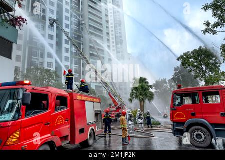 Area urbana di Ecopark, Van Giang, Hung Yen, Vietnam - 18 novembre 2022: La polizia Provinciale dei vigili del fuoco di Hung Yen ha tenuto una prova di lotta antincendio e di soccorso dell'olp Foto Stock