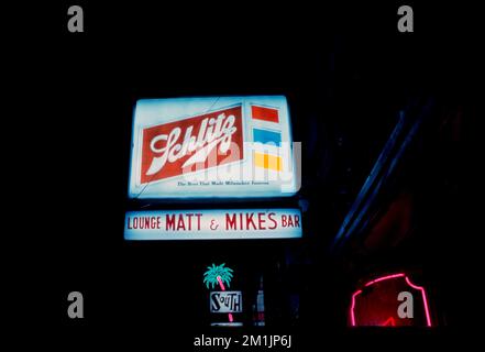 Pubblicità per la birra Schlitz su 'Matt & Mike's' bar segno illuminato di notte, ristoranti, segni Avvisi, annunci, birra. Collezione Edmund L. Mitchell Foto Stock