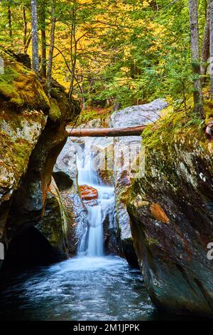 Splendida cascata che si riversa attraverso una stretta gola nella splendida foresta del Vermont Foto Stock