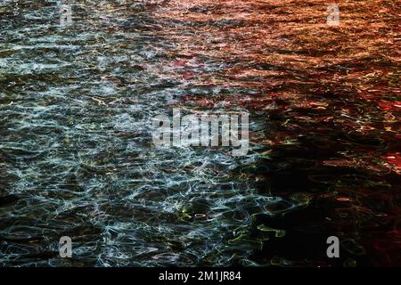 Onde astratte sfocate di acqua con luce riflettente Foto Stock