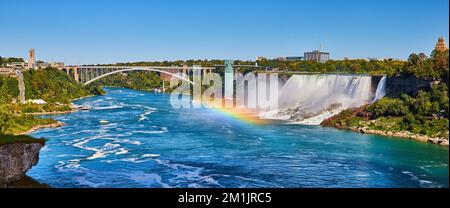 Incredibile arcobaleno sul fiume Niagara che guarda alle American Falls e al Rainbow Bridge Foto Stock