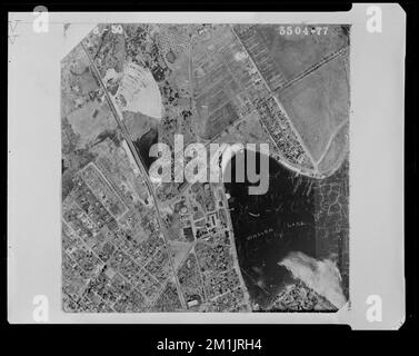 Vista aerea del Lago di Whalom e delle proprietà vicino Lake Front Avenue e Prospect Street, Land Subdivision, Laghi e stagni. Lunenburg Massachusetts 1950 mappatura aerea Foto Stock