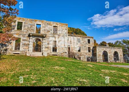 Abbandonata vecchia struttura in pietra in foresta in ottime condizioni con archi in pietra Foto Stock