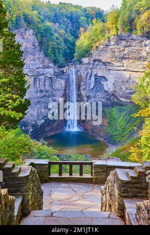 Vista dal percorso in pietra, si affaccia sulla cascata gigante che scorre nel canyon durante la caduta Foto Stock