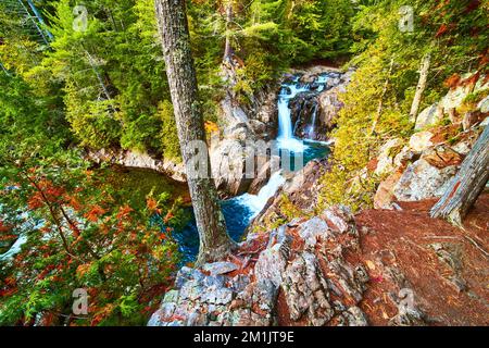 Sul bordo della scogliera del sentiero che si affaccia sulle splendide cascate blu che si riversano in secchielli rocciosi di canyon Foto Stock