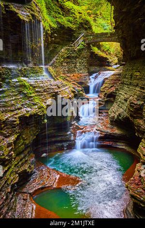 Cascate magiche e gole nell'Upstate New York con foglie autunnali e il sentiero del ponte di pietra Foto Stock