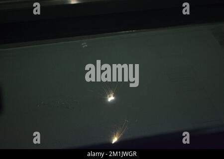 La stampante 3D stampa oggetti da polvere metallica. Il metallo viene sinterizzato al laser in forma 3D nella camera di lavoro. Macchina sinterizzatrice laser per metalli. Lavoro di robotica. Stampante additiva Metal 3D Foto Stock