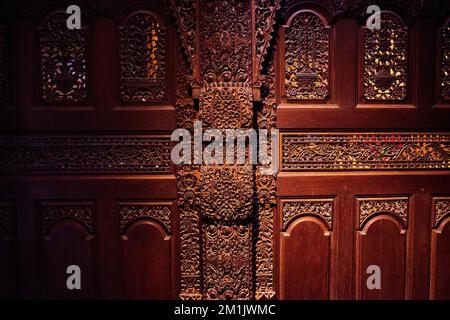 Interno della vecchia casa giapponese del tè con dettagli in legno scuro Foto Stock
